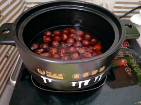 放入砂锅，加适量水煮开