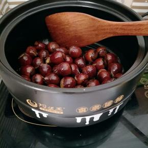 重新热锅，倒入栗子中小火不停翻炒