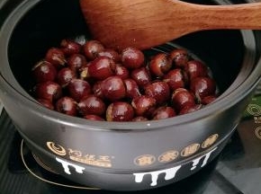 重新热锅，倒入栗子中小火不停翻炒