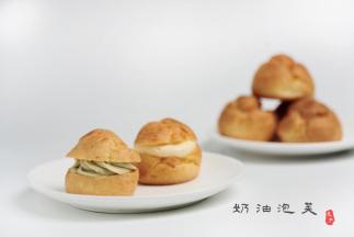 泡芙烤好后，移至冷却架上完全冷却