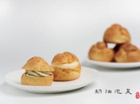 泡芙烤好后，移至冷却架上完全冷却