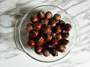 煮熟捞出，加适量白糖和一勺食用油拌匀