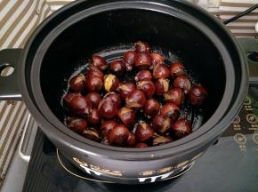 炒到白糖化开，板栗出香味即可。炒越久，越容易入味