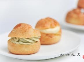 多余的泡芙皮可以冷冻保存，吃之前退冰后，烤箱150烘烤几分钟即可