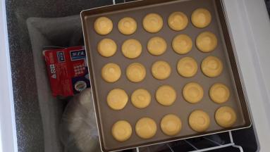 如果不想一次烤完，可以将挤出的面糊直接进行冷冻，等完全硬化后，装袋冷冻，吃的时候同样，充份喷水后再烤，切记，如果是准备冷冻的面糊，一定要挤在油纸上，不然取不下，不要来找我哦