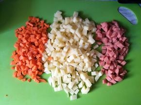 胡萝卜、土豆和火腿肠切小丁