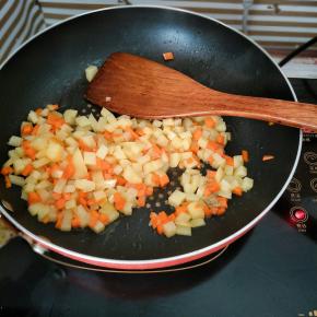 加入适量盐和胡椒粉