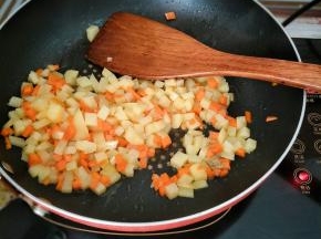 加入适量盐和胡椒粉