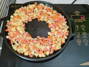 转移到烤盘上，中间挖个洞