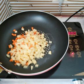 热锅倒油，油热后下入胡萝卜和土豆翻炒