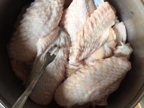 将鸡翅中洗净后用叉子叉些小孔方便入味
