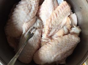 将鸡翅中洗净后用叉子叉些小孔方便入味
