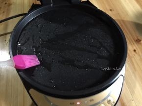 预热好的电饼铛开启烧烤模式，刷上一层花生油
