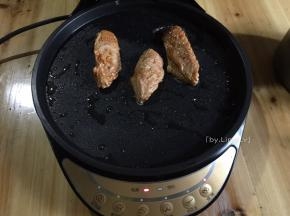 放入腌制好的鸡翅中，盖上盖子烤熟即可（也可只用下盘，翻面煎烤至熟）
