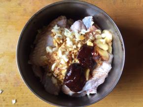 加入烧烤酱、生抽、盐、白糖等调味料
