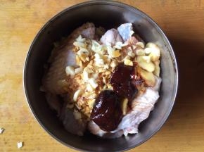 加入烧烤酱、生抽、盐、白糖等调味料
