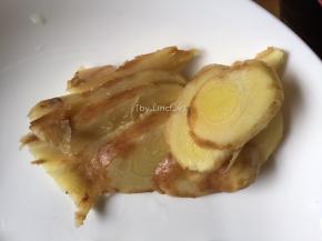 先将生姜洗净后切片待用
