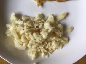 蒜瓣去皮后切成蒜蓉待用
