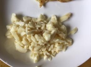 蒜瓣去皮后切成蒜蓉待用
