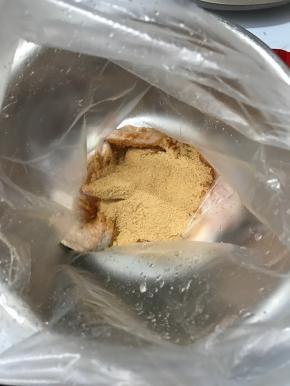 把去骨的鸡翅清洗干净，放入保鲜袋中。倒入腌料，抓匀。