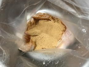 把去骨的鸡翅清洗干净，放入保鲜袋中。倒入腌料，抓匀。