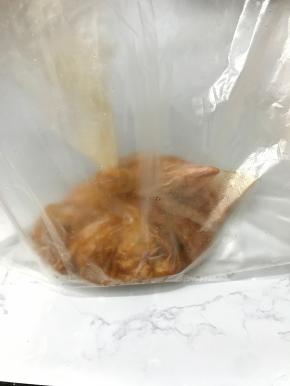 袋子打结再套一个保鲜袋放入冰箱，冷藏腌制4个小时以上。最好能腌制过夜，更加入味好吃。