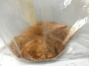 袋子打结再套一个保鲜袋放入冰箱，冷藏腌制4个小时以上。最好能腌制过夜，更加入味好吃。