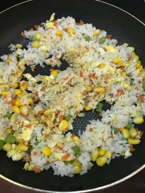 鸡翅腌制好后，先准备炒饭。（炒粉也是不错的选择哦）