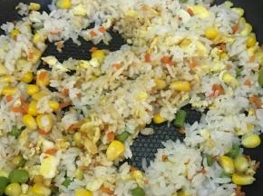 鸡翅腌制好后，先准备炒饭。（炒粉也是不错的选择哦）