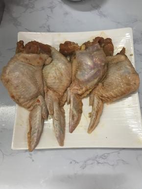 把炒饭塞入鸡翅中，大概塞满鸡翅的三分之二即可，防止烤制过程中爆出来。鸡翅口用牙签封住。