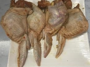 把炒饭塞入鸡翅中，大概塞满鸡翅的三分之二即可，防止烤制过程中爆出来。鸡翅口用牙签封住。