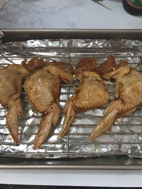 烤盘铺上锡纸，这样可以保护好烤盘，洗的时候更方便。