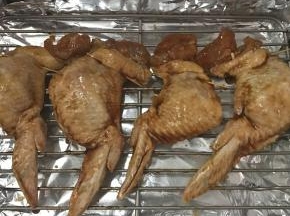 烤盘铺上锡纸，这样可以保护好烤盘，洗的时候更方便。
