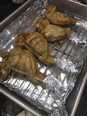 取出，翻面刷一层烧烤酱，一层蜂蜜，继续烤10分钟。这个时候把翅尖用锡纸包起来，防止烤焦了。