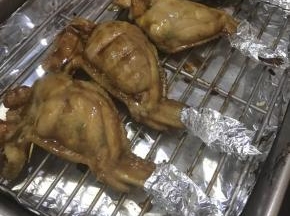 取出，翻面刷一层烧烤酱，一层蜂蜜，继续烤10分钟。这个时候把翅尖用锡纸包起来，防止烤焦了。