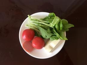 将火腿，西红柿，上海青准备好