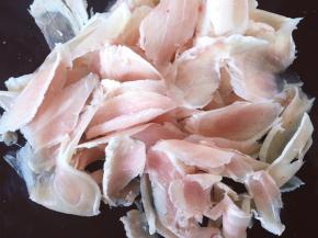 将鸡肉洗净切薄片