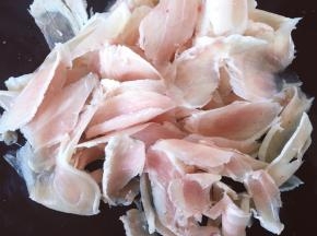 将鸡肉洗净切薄片