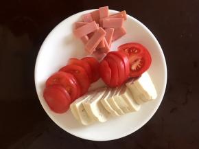 西红柿洗净切片，火腿切片