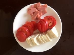 西红柿洗净切片，火腿切片