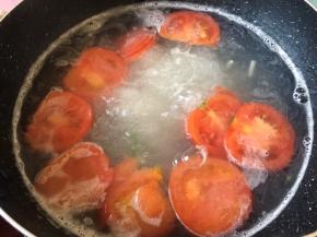 将西红柿放锅里烫熟