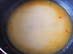 准备汤，将鸡精放入，放香菇酱少许油，调味煮开