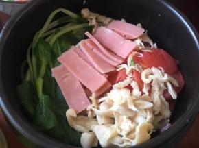 将火腿在汤里烫熟
