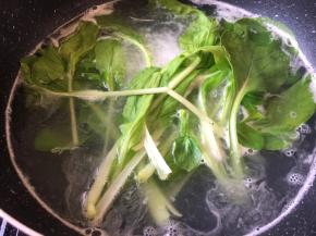 将上海青洗净锅里放水烫熟