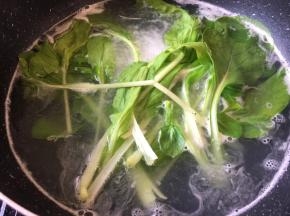 将上海青洗净锅里放水烫熟