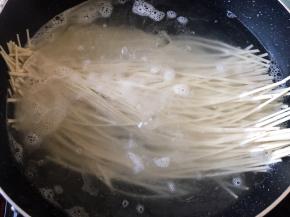 锅里放水，水烧开，下入面条，煮开，在加少许水