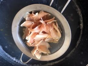 锅里放盐，将切好的鸡肉放锅里烫熟