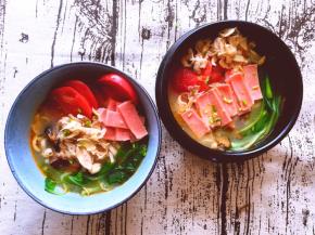 将汤倒入碗中，将香葱洗净切碎撒上