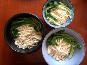 将煮好的面捞起来装碗里，上海青放入