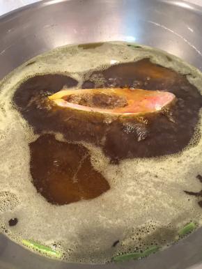 菜籽油的泡沫特别多，但是很香
煎鱼炒青菜或者做辣椒酱非常适合